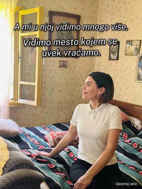 Nevena sedi na starom krevetu i zamišljeno gleda kroz otvoren žuti prozor bakine sobe.