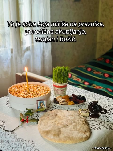 Na stolu sa čipkanim stolnjakom stoje sveća u kukuruzu, zasejana pšenica, pogača i sušeno voće.