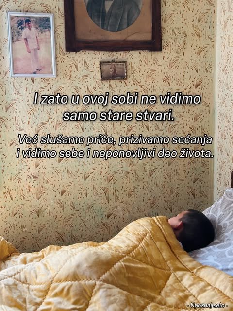 Dete leži pod žutim prošivenim jorganom, a iznad njega na zidu vise stara fotografija i ikona.