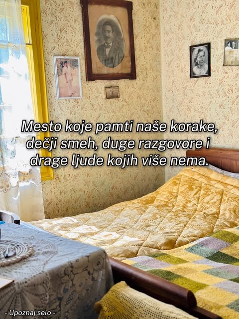 Na tapetiranom zidu iznad kreveta vise stari porodični portreti, a pored je sto sa heklanim stolnjakom.