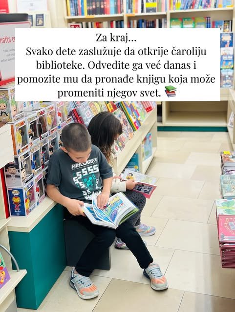 Dečak u tamnoj majici i devojčica sede jedno uz drugo kraj police i čitaju stripove među policama.