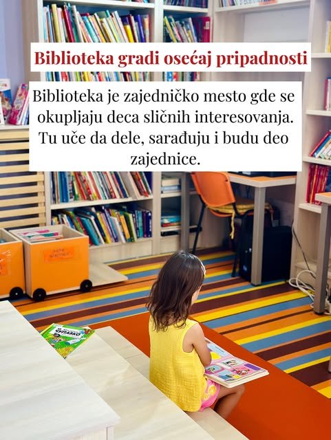 Devojčica u žutoj haljini sedi na drvenom stepeniku i drži otvorenu slikovnicu, a pod je prugast i šaren.