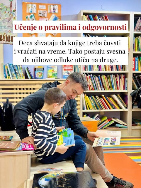 Muškarac i dečak u prugastoj majici sede na podu dečjeg odeljenja i zajedno razgledaju otvorene slikovnice.