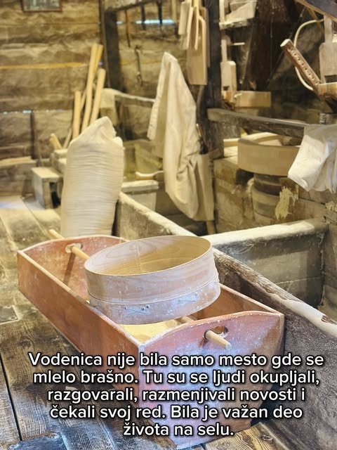 Staro drveno sito u crvenkastom koritu, a iza njega džakovi i alat nekadašnjeg mlinara.