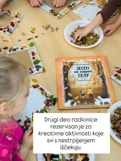 Na stolu pored knjige deca lepe suvo lišće i crvene plodove šipurka u činijama na papirne ramove.