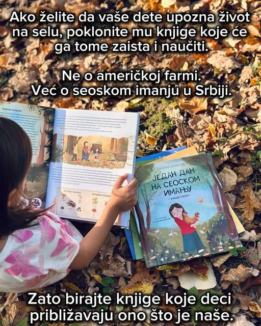 Devojčica leži na opalom lišću i prelistava otvorenu slikovnicu, a pored nje su složene knjige o selu.