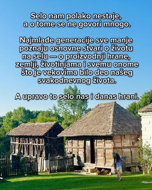 Devojčica trči po travnjaku ka starim drvenim ambarima sa crepom, a ispred njih kljucaju kokoške.