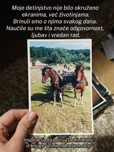 Ruka drži staru štampanu fotografiju: devojčica sedi u kolima koja vuku dva šareno-braon konja na livadi.