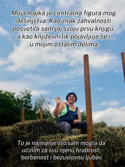 Nasmejana žena maše sa visoke hrpe sena, a iznad nje je plavo nebo sa oblacima.