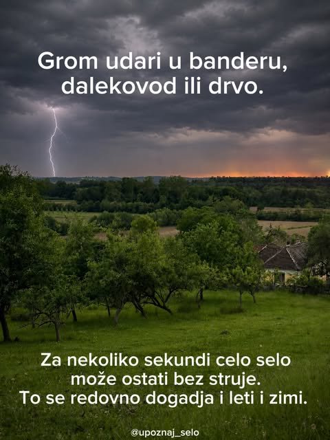 Munja puca iz olujnih oblaka iznad seoskog voćnjaka i kuće, dok se na horizontu nazire crvenilo zalaska.