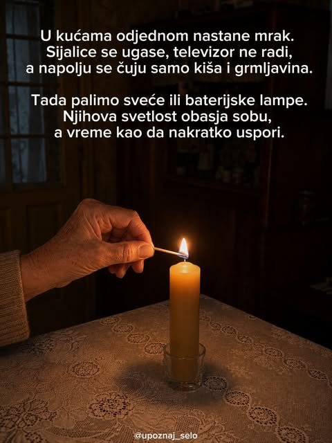 Starija ruka šibicom pali sveću na stolu prekrivenom heklanim stolnjakom u mračnoj sobi.
