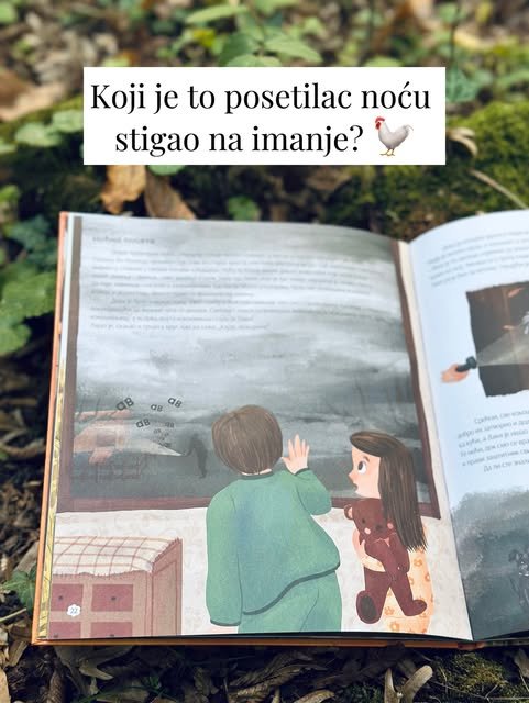 Otvorena knjiga na mahovini prikazuje ilustraciju dece u pidžamama koja noću gledaju kroz prozor.