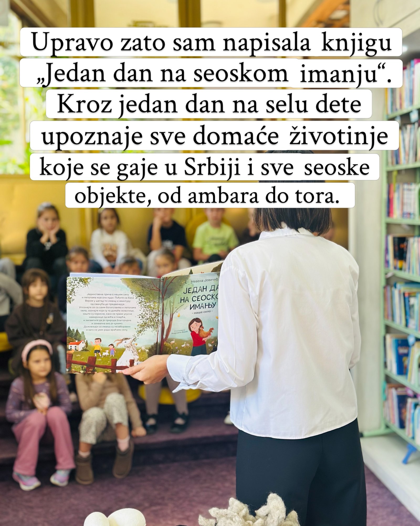 Deca u biblioteci slušaju čitanje slikovnice „Jedan dan na seoskom imanju“.