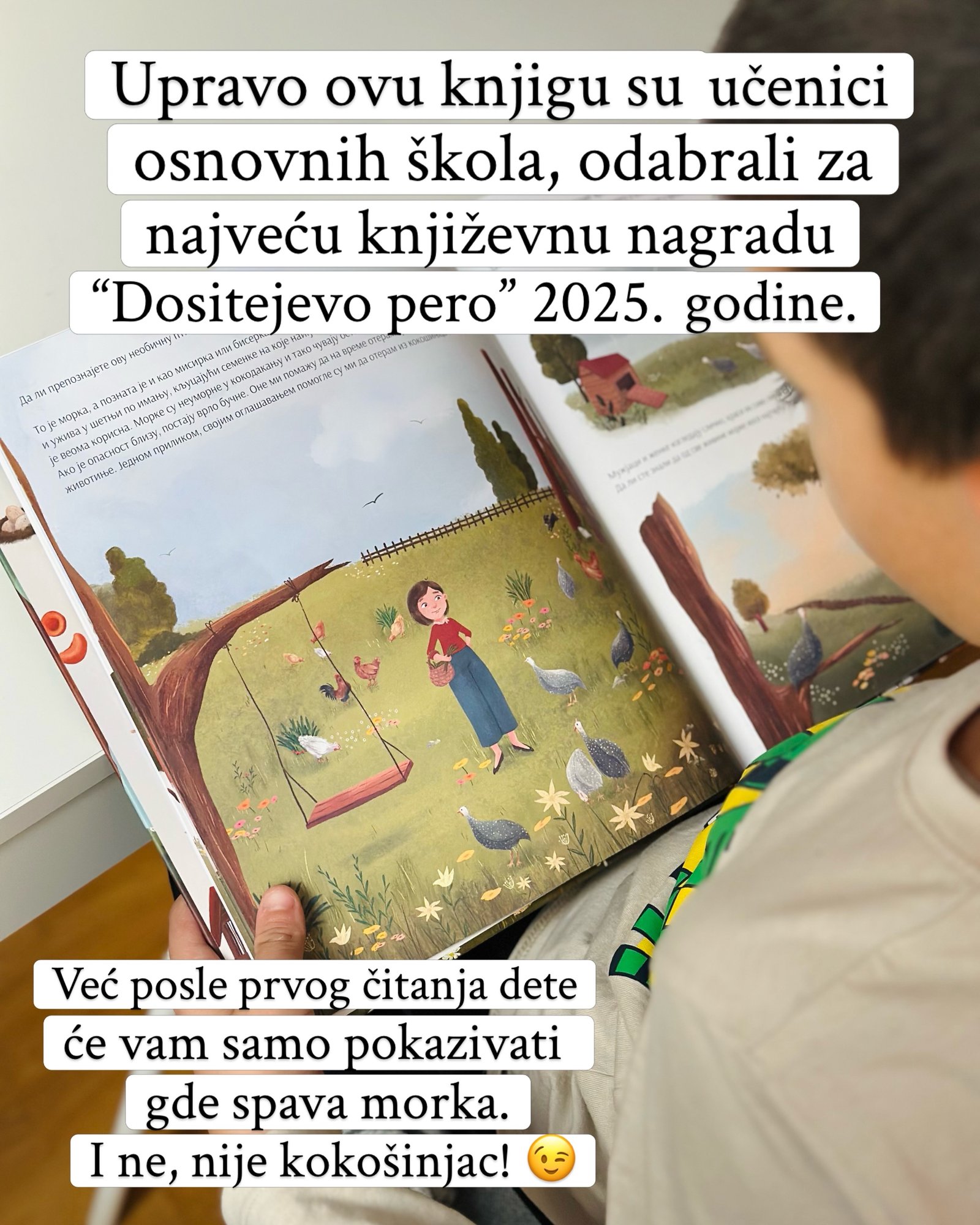 Dete lista knjigu otvorenu na ilustraciji devojčice među morkama i kokoškama.
