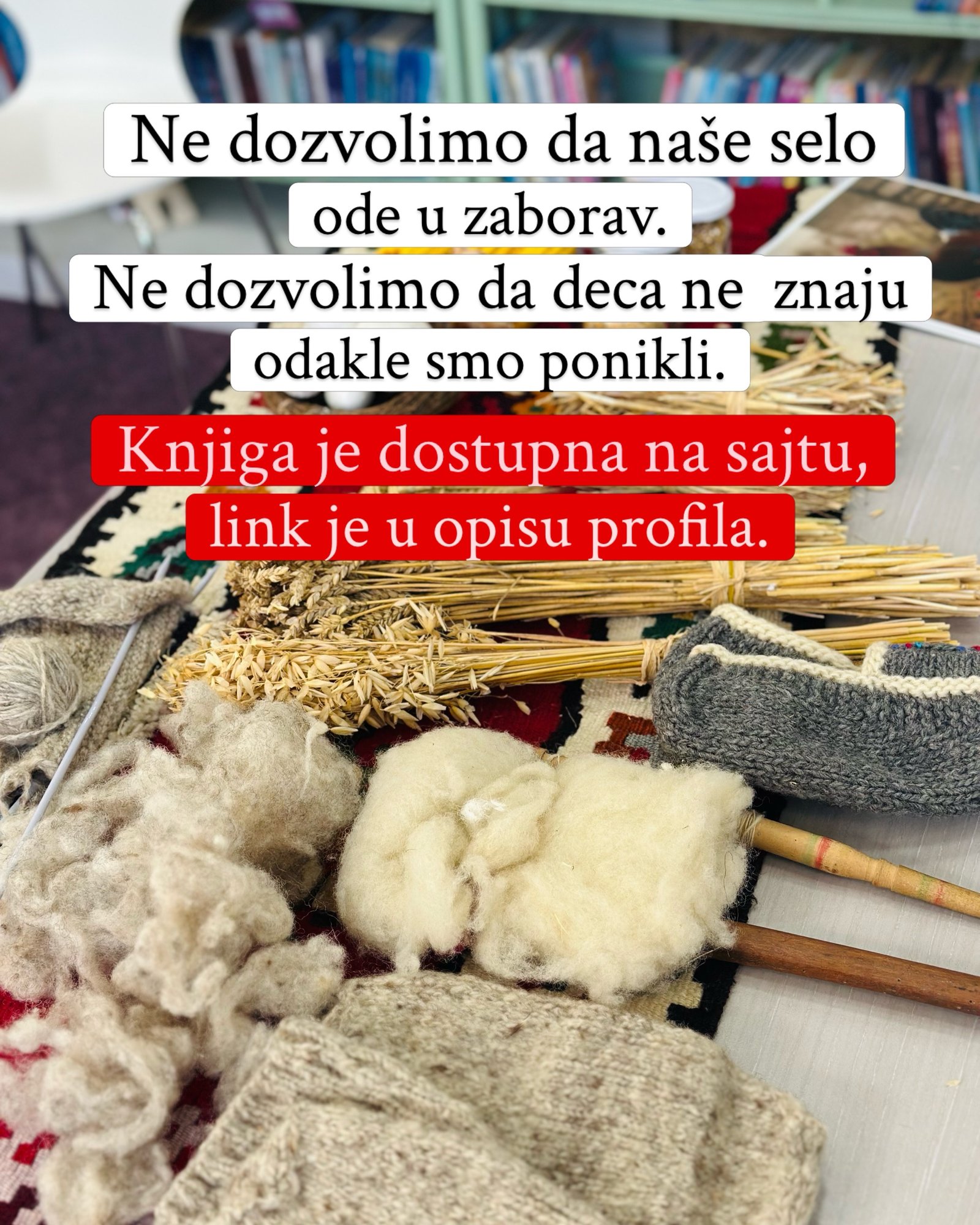 Ovčja vuna, snopovi žita, vunene čarape i vreteno na šarenom ćilimu.