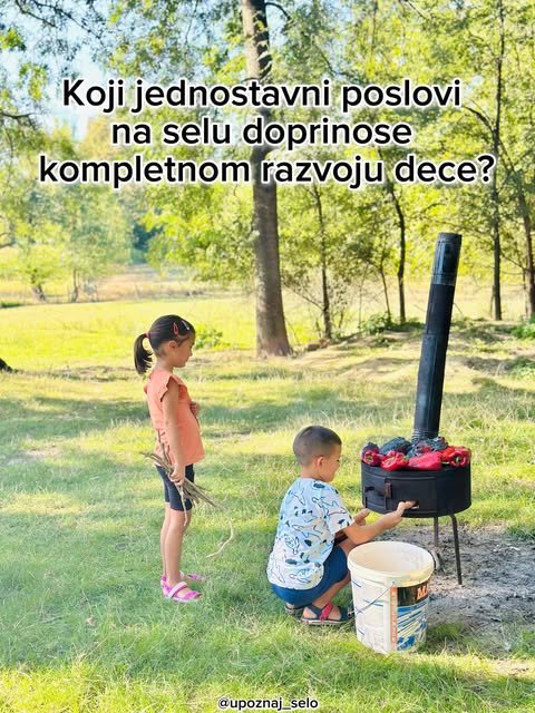 Dete pomaže u jednostavnim poslovima na seoskom imanju