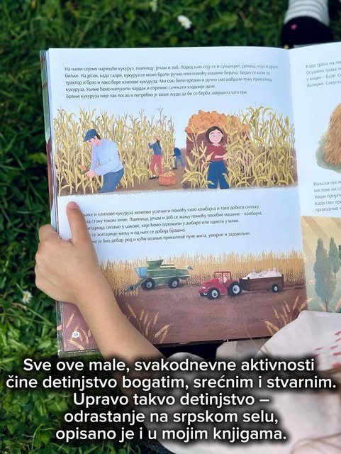 Dete na travi drži otvorenu slikovnicu sa ilustracijama berbe kukuruza i kombajna na njivi.