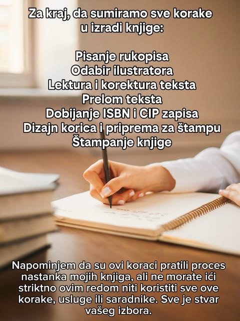 Ruka piše olovkom u svesku sa spiralom, dok su pored nje složene knjige na drvenom stolu.