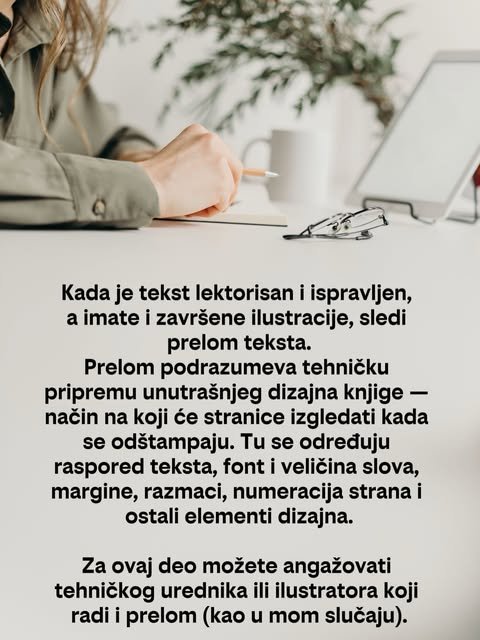 Ruka drži olovku iznad sveske na belom stolu pored naočara i tableta, uz opis preloma teksta.