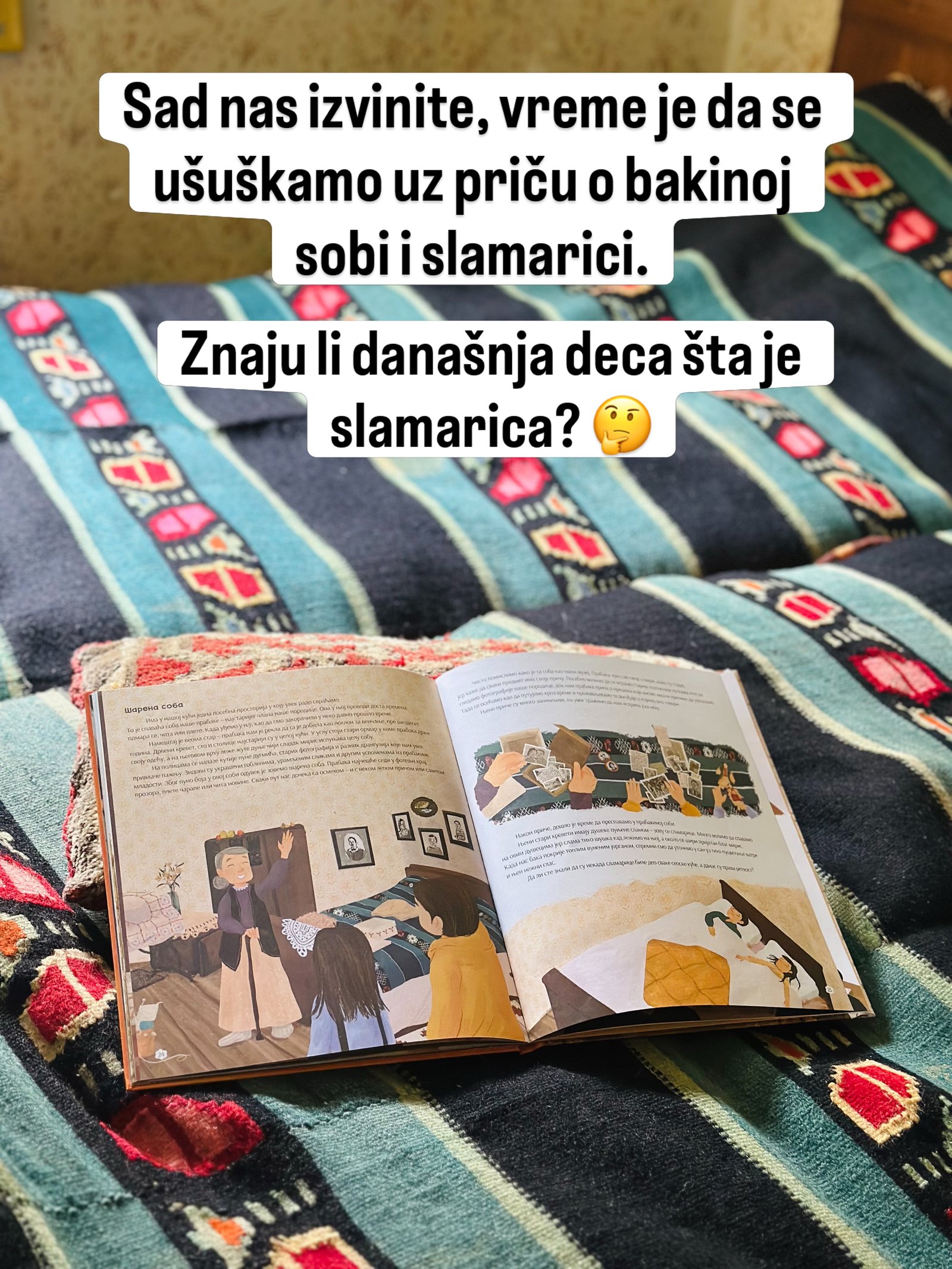 Otvorena knjiga sa ilustracijom bakine sobe leži na tkanom ćilimu.