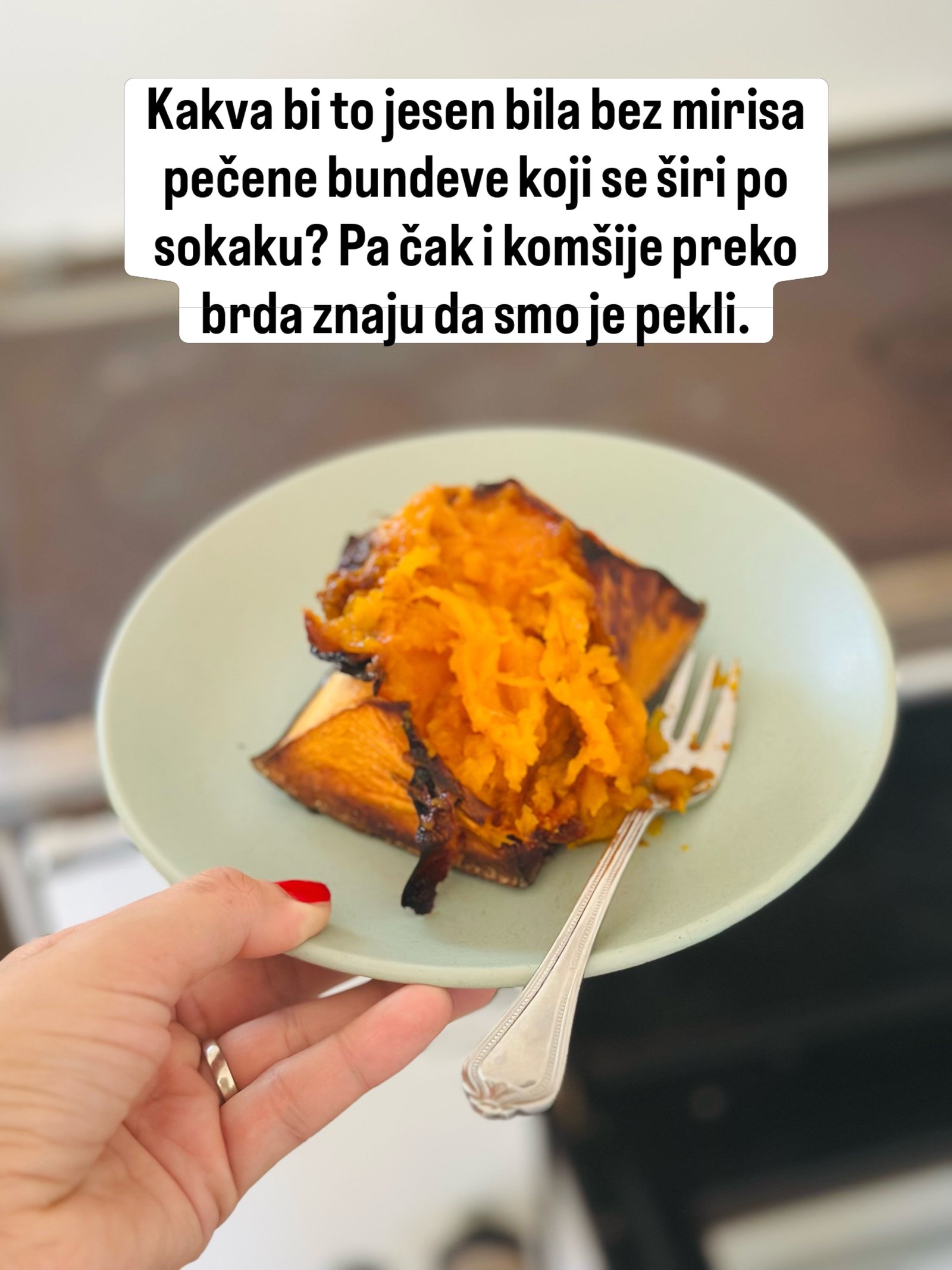 Komad pečene bundeve sa viljuškom na tanjiru, tek izvađen iz rerne.