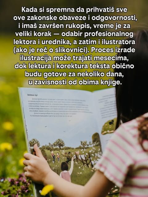 Devojčica u prugastoj majici drži otvorenu knjigu sa ilustracijom livade, a u pozadini cvetaju žuti maslačci.
