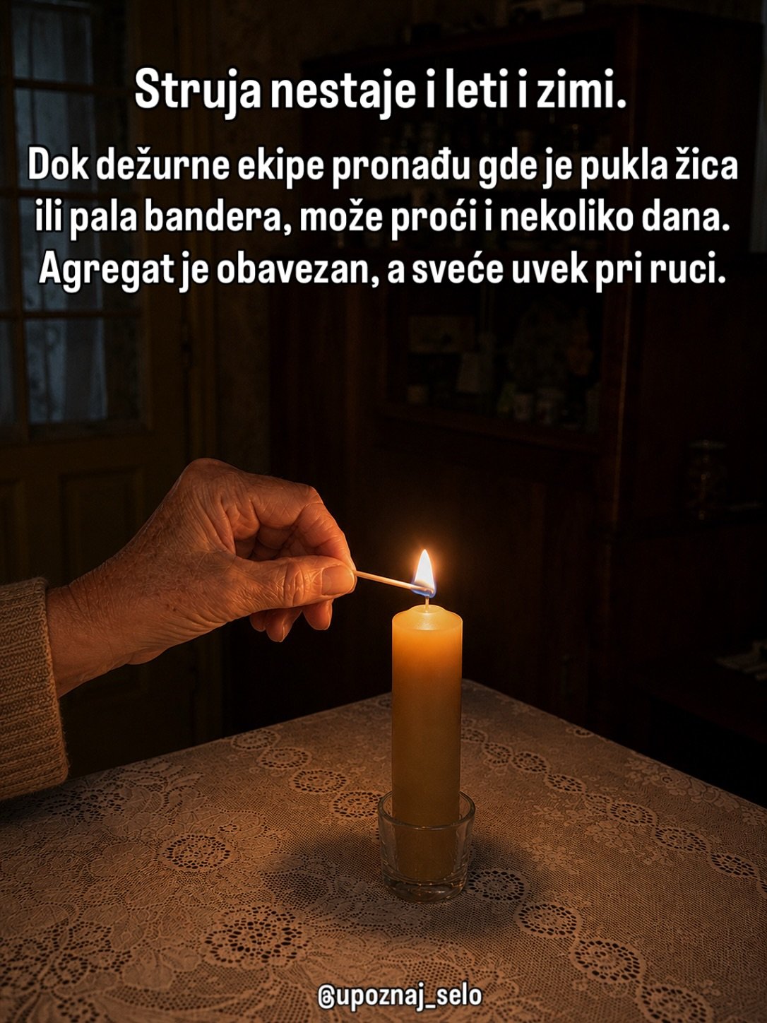 Ruka šibicom pali žutu sveću u mračnoj sobi, na stolu sa čipkanim stolnjakom.
