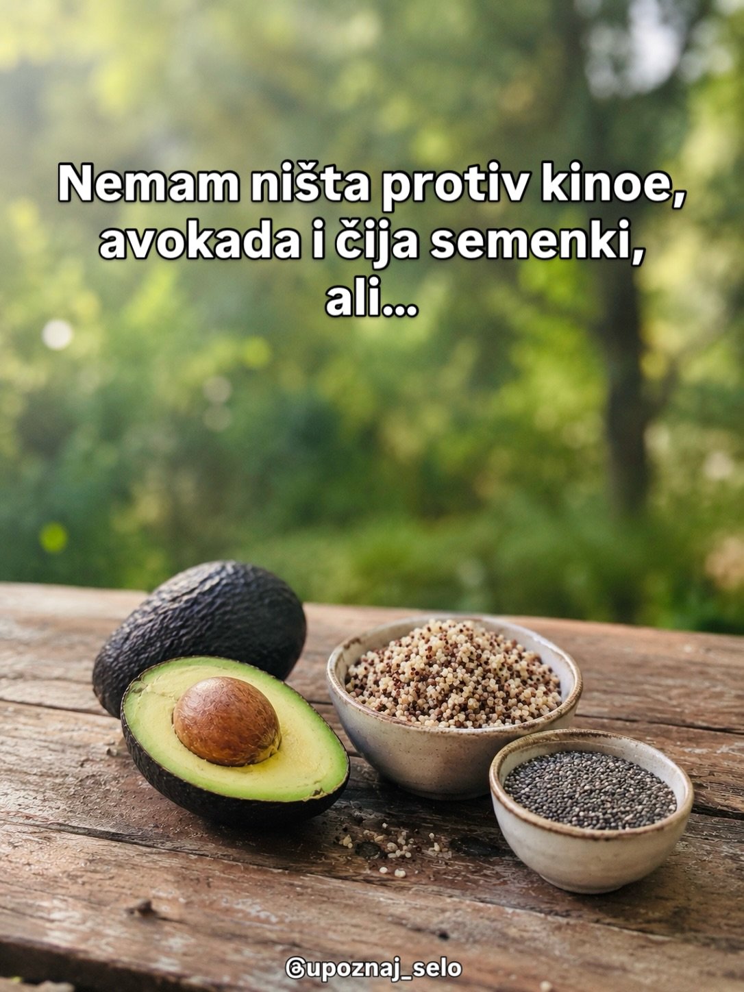Prepolovljen avokado sa košticom, činija kinoe i manja činija čija semenki na starom drvenom stolu