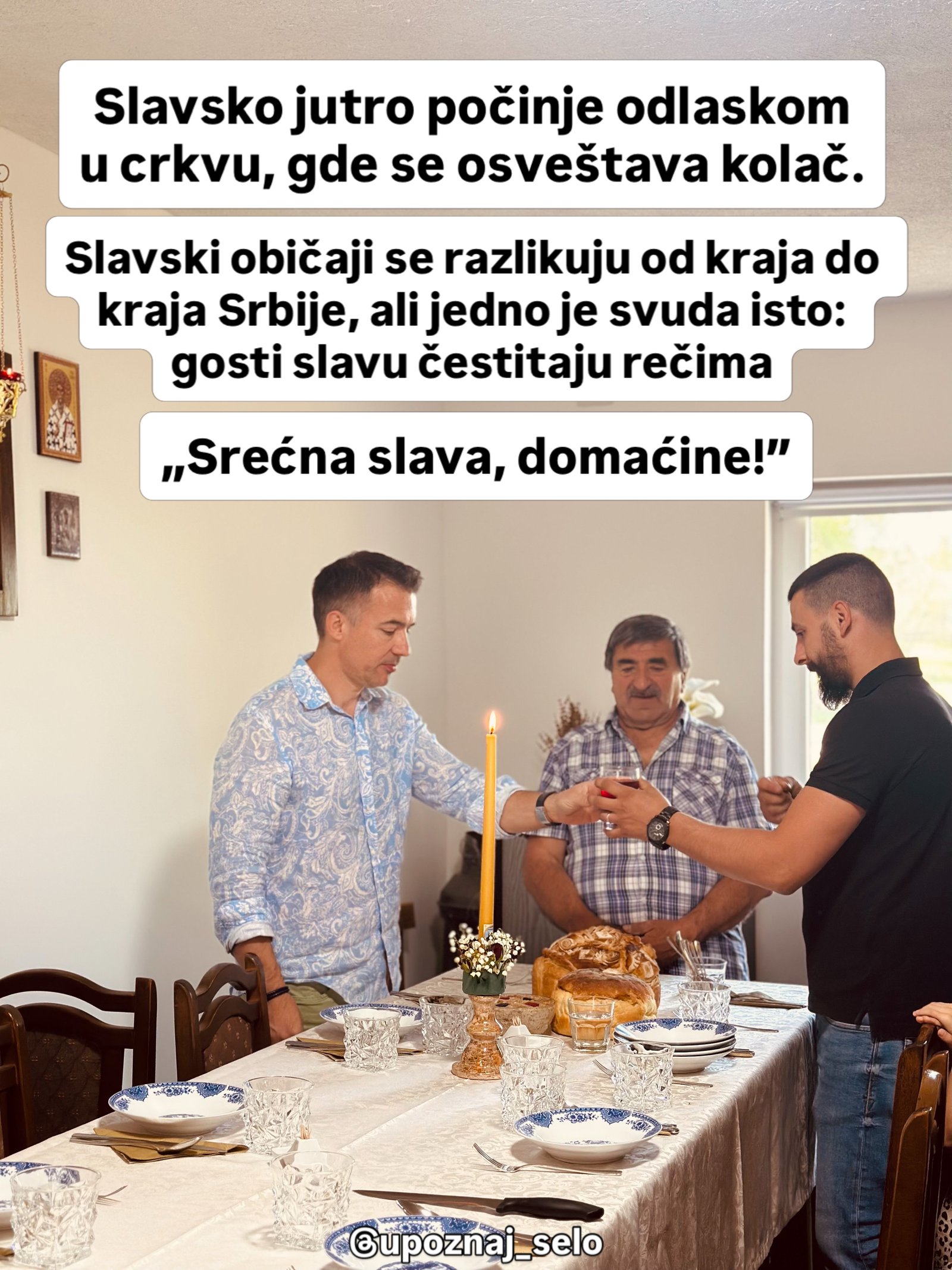 Trojica muškaraca stoje uz slavski sto sa upaljenom svećom i kolačem i kucaju se čašama.