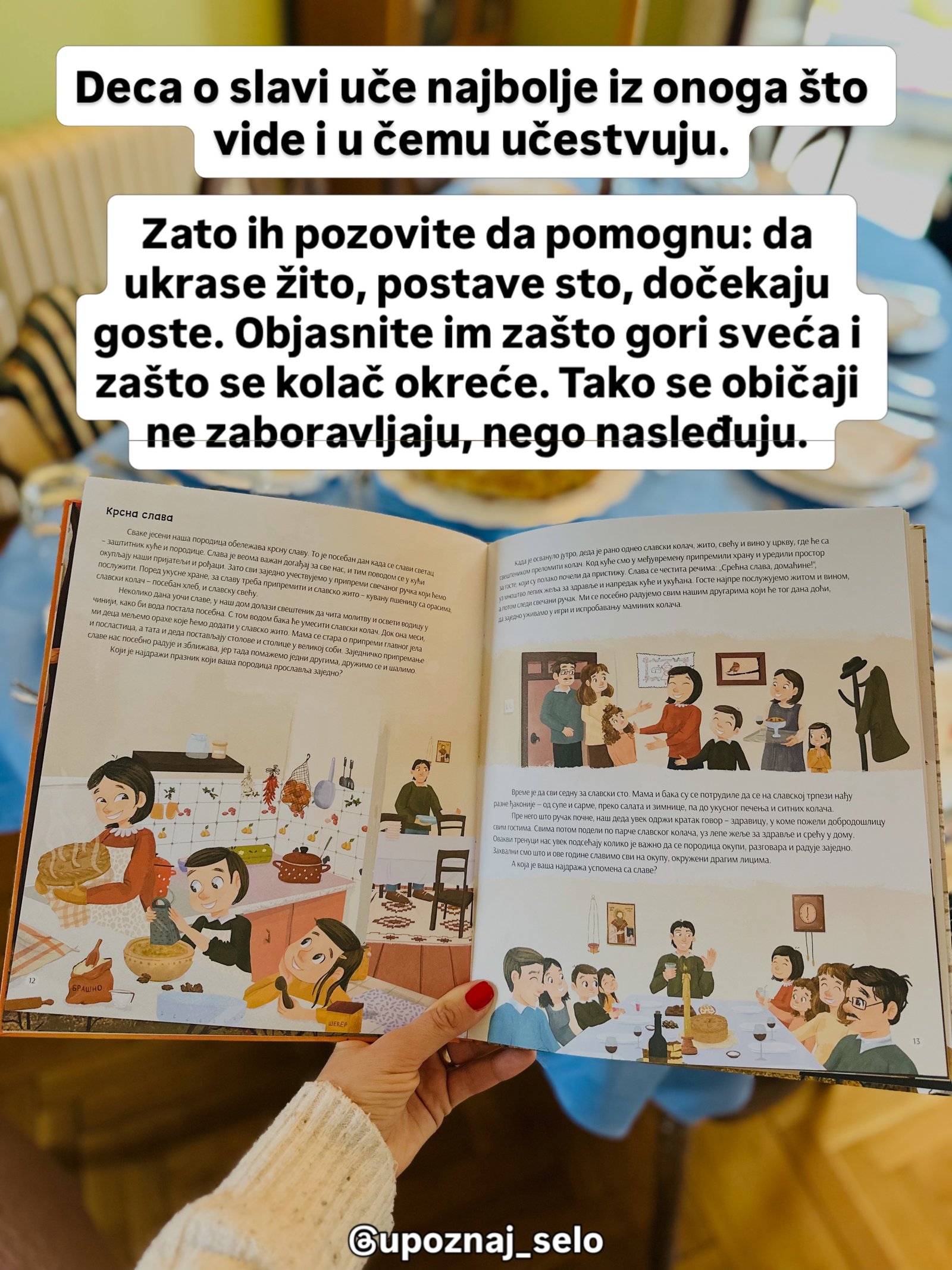 Ruka drži otvorenu knjigu na strani o krsnoj slavi, sa ilustracijama porodice u kuhinji i za stolom.