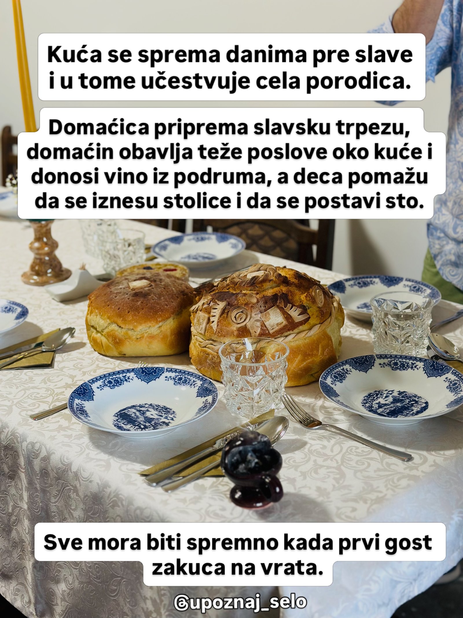 Dva ukrašena slavska kolača na belom stolnjaku, okružena plavo-belim tanjirima i kristalnim čašama.