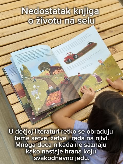 Devojčica na drvenoj klupi razgleda ilustrovanu knjigu sa traktorima, ovcama i radom na njivi.