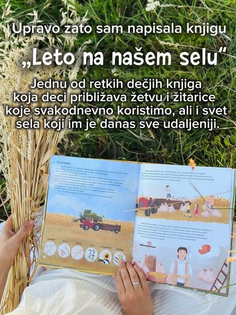 Otvorena slikovnica sa ilustracijom kombajna i žitarica leži u travi pored snopa suvog klasja.