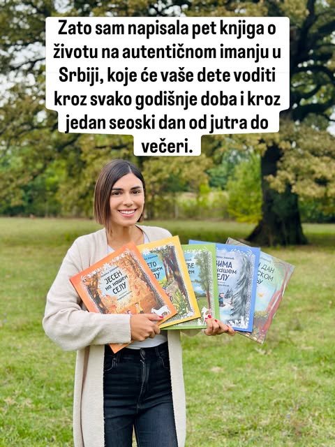 Nasmejana autorka stoji na travnatom proplanku ispod starog hrasta i u rukama drži pet šarenih dečjih slikovnica.