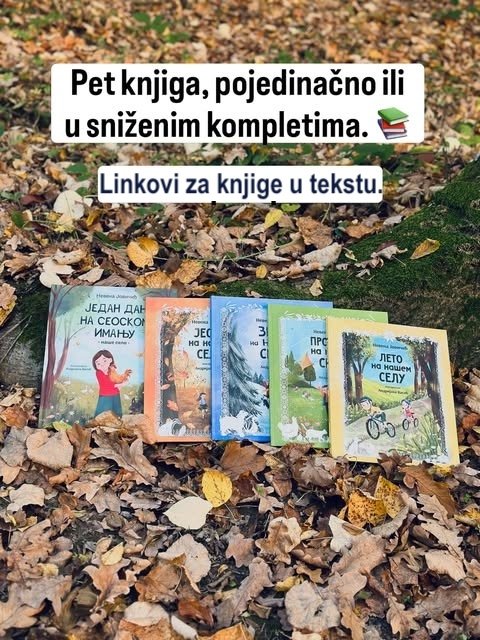 Pet dečjih knjiga poređano je u nizu na panju obraslom mahovinom, okruženo žutim jesenjim lišćem.