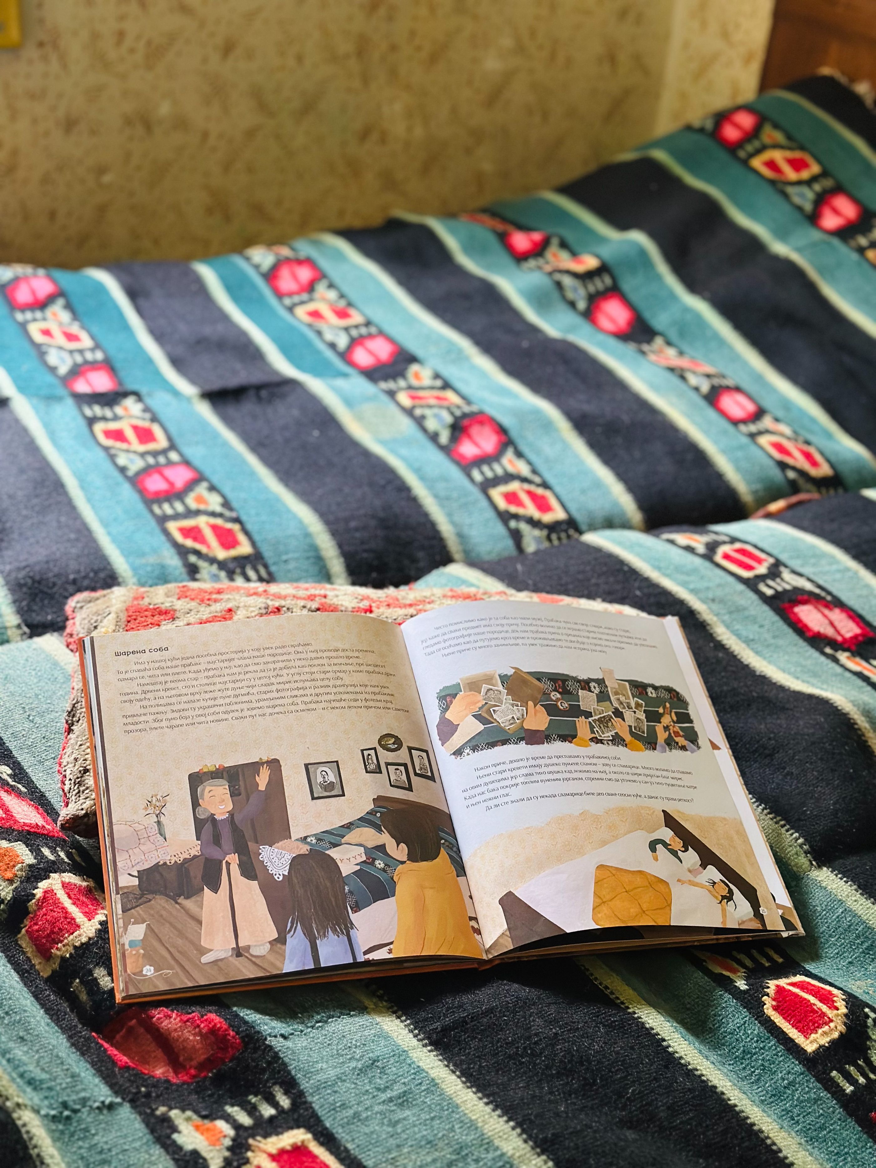 Knjiga 'Jesen na našem selu' u šarenoj sobi