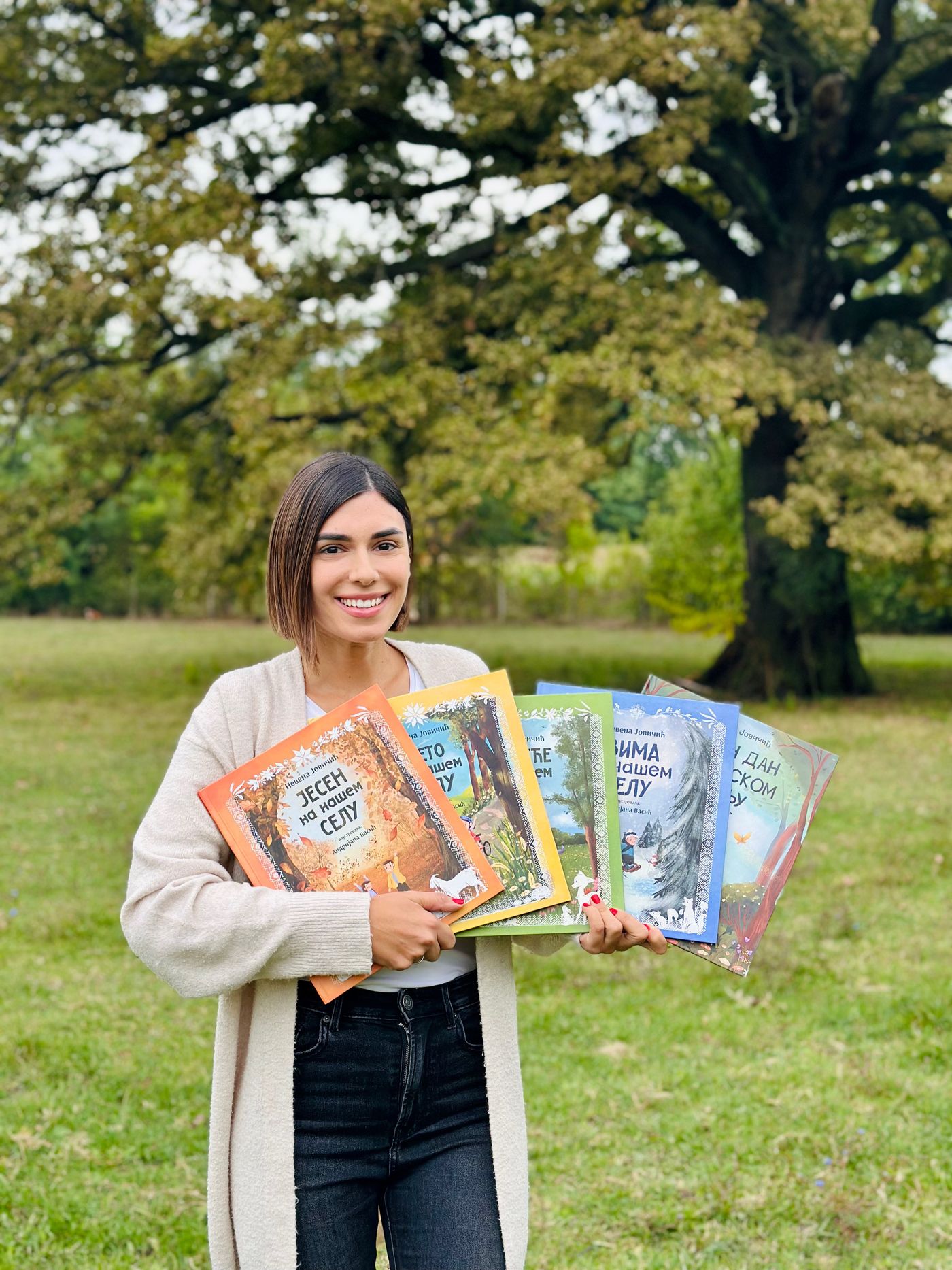 Nevena Jovičić sa svojim autorskim knjigama