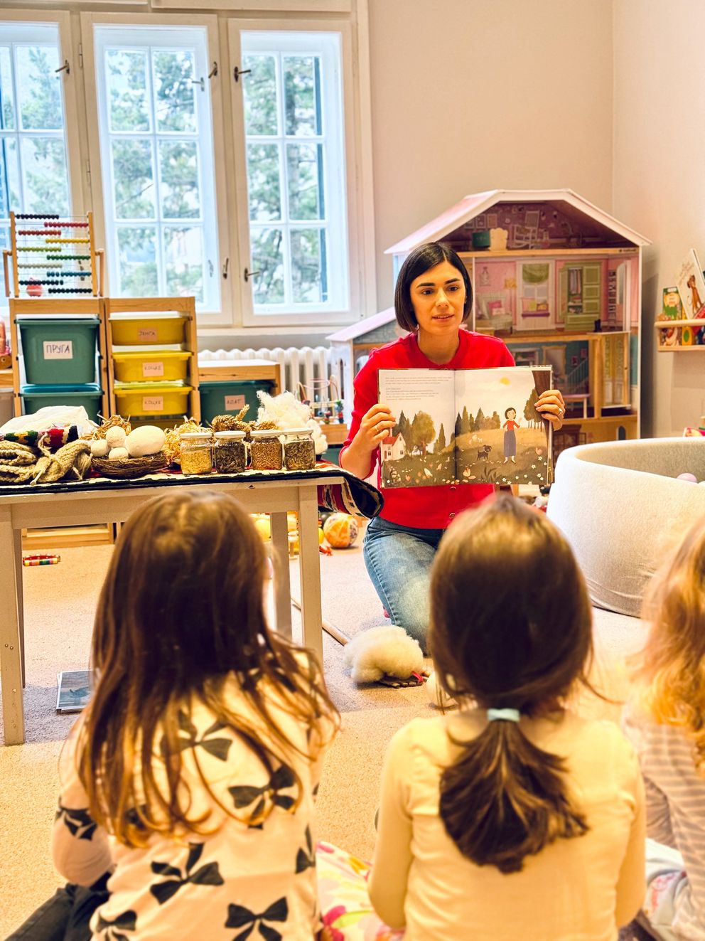 Autorka Nevena Jovičić čita knjige deci tokom čitalačke radionice