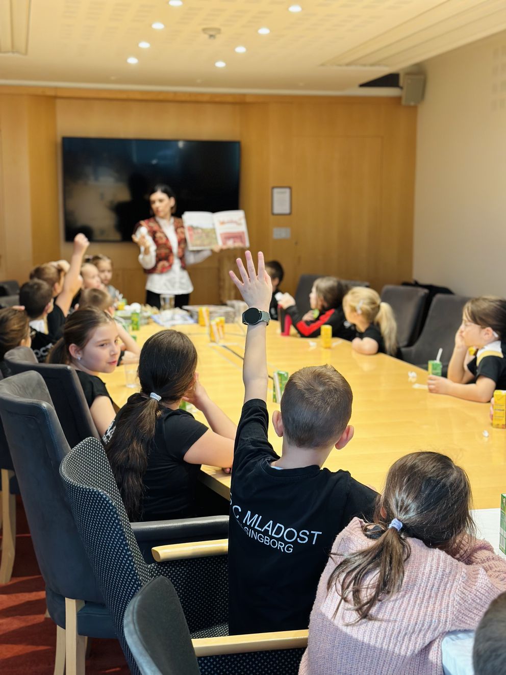 Deca aktivno učestvuju u edukativnim aktivnostima na radionici